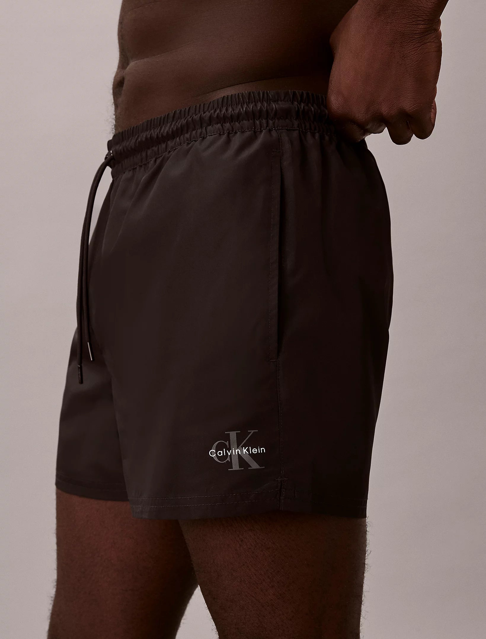 Calvin Klein Costume Uomo CK Monogram – Pantaloncino Mare Corto con Logo e Coulisse