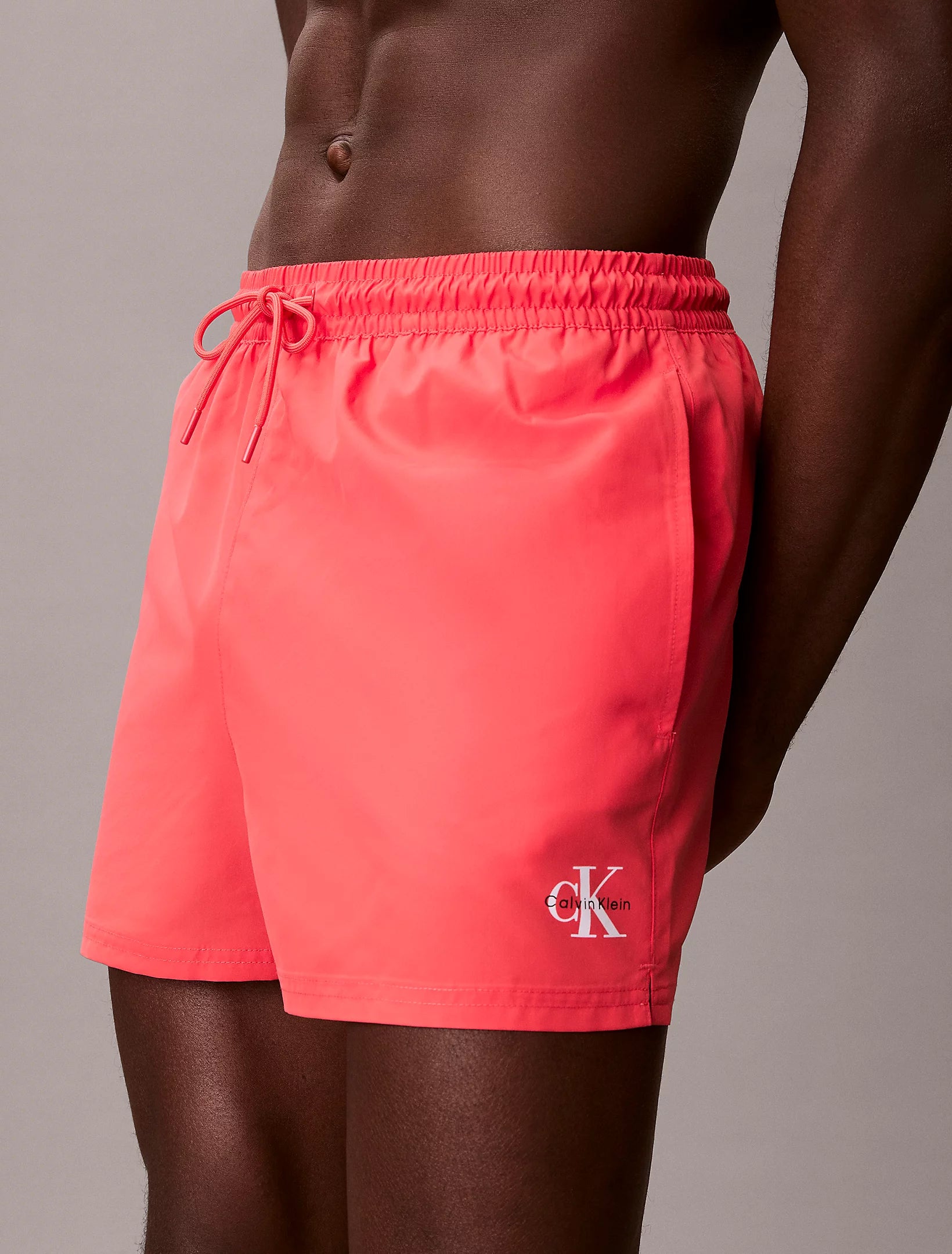 Calvin Klein Costume Uomo CK Monogram – Pantaloncino Mare Corto con Logo e Coulisse